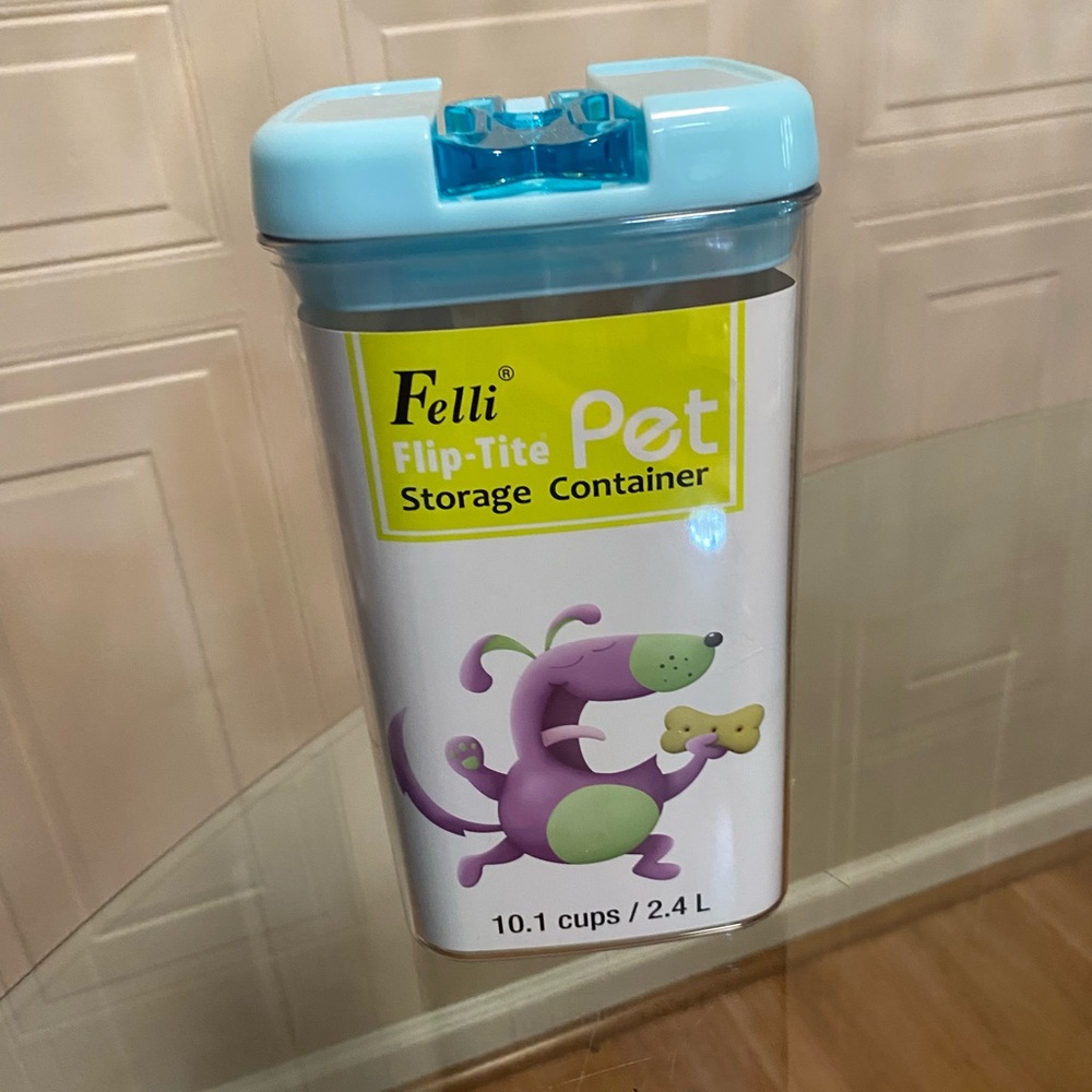 - - Brand New felli Plip-Tite Pet Storage Container 10.1 Cups /2.4 L/81Oz.